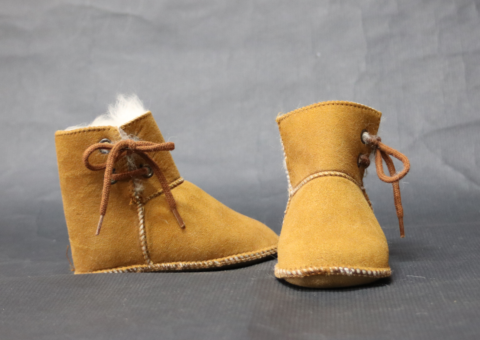 Zapatilla BB de piel de cordero con lazo