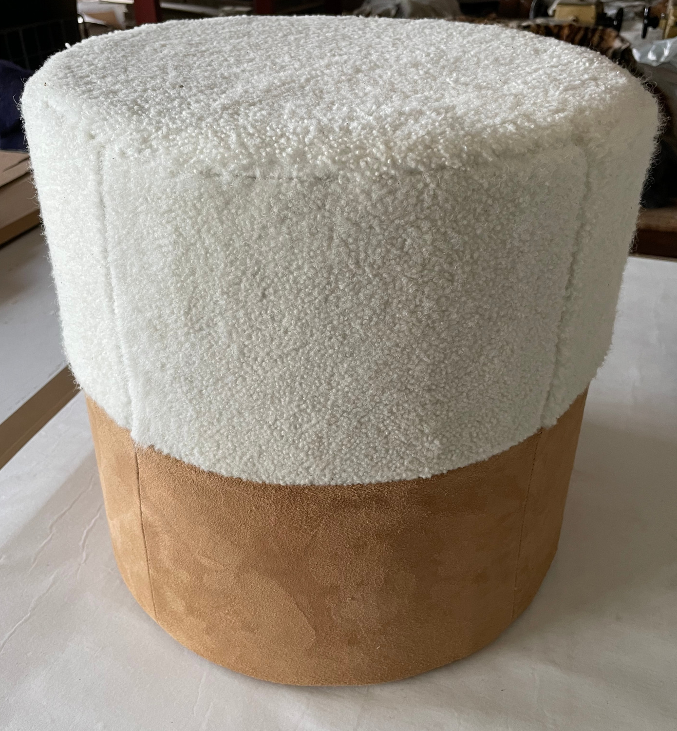 Puff de piel de cordero lechal con interior de espuma de alta densidad. Serie limitada, unidades exclusivas.