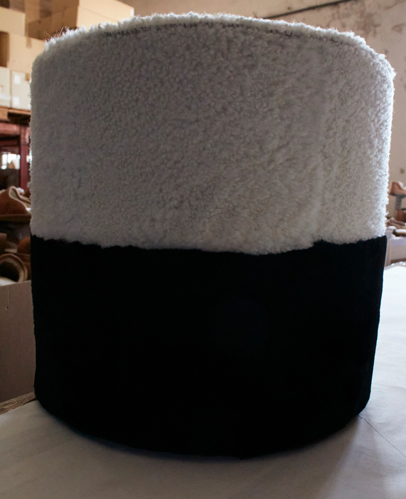 Puff de piel de cordero lechal con interior de espuma de alta densidad. Serie limitada, unidades exclusivas.