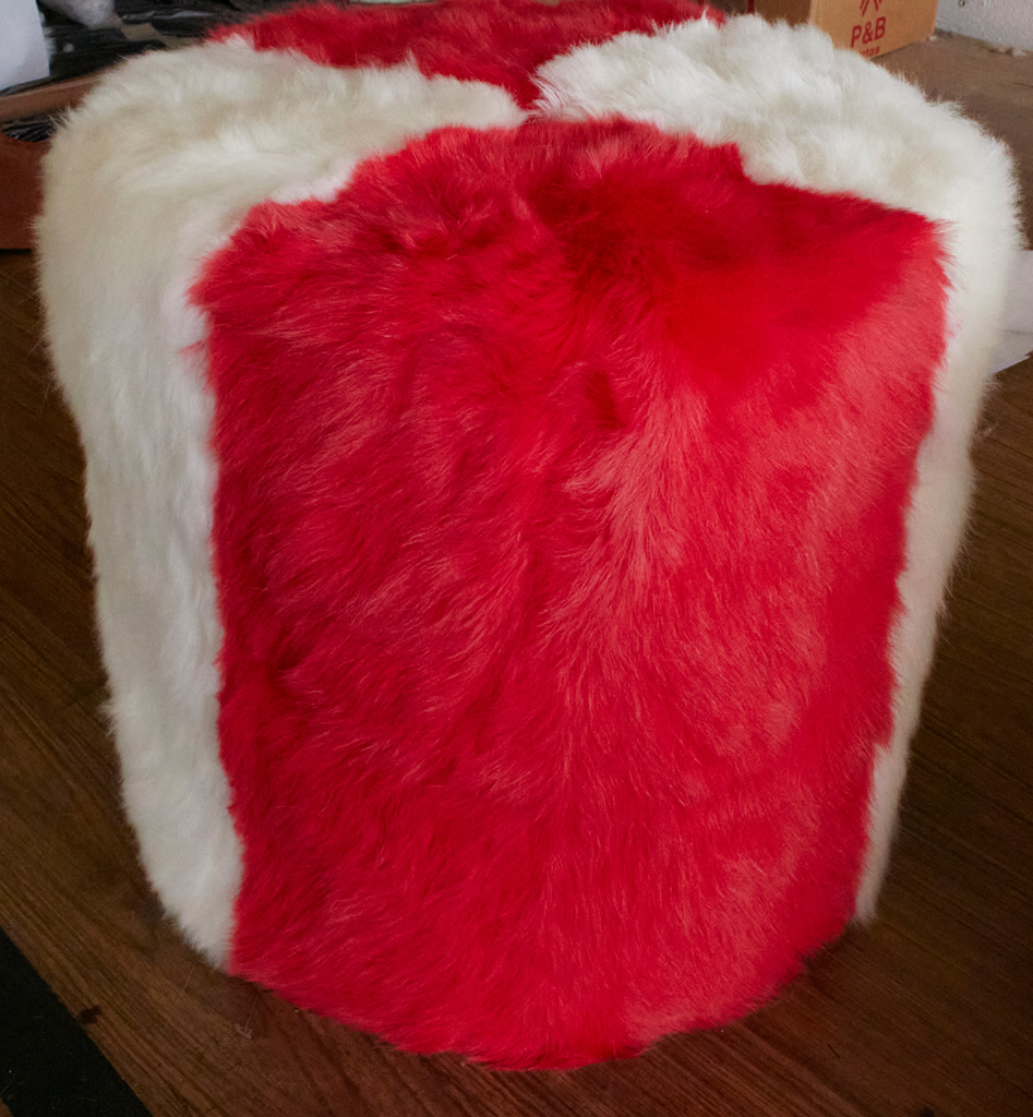 Puff de piel de cordero lechal con interior de espuma de alta densidad. Serie limitada, unidades exclusivas.